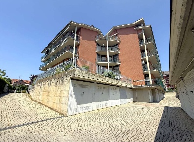 Foto Box in Via Aldo Moro 60, Chivasso Centro di 25 m² con 1 locali