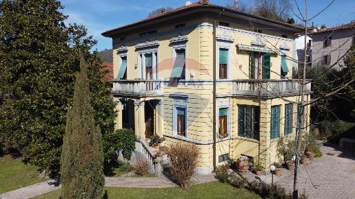 Foto Garage in Via della Repubblica, Barga Fornaci Di Barga di 475 m²