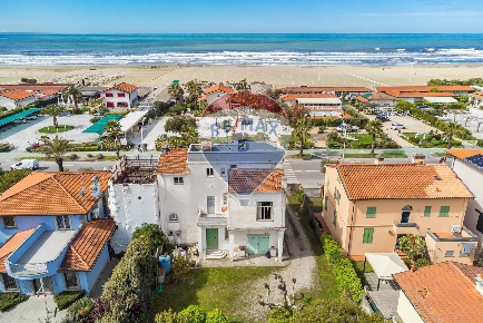 Foto Garage in Viale Roma, Pietrasanta di 360 m² con 10 locali in vendita