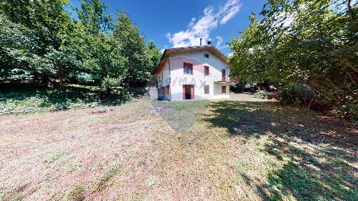 Foto Garage in LocalitÃ  Colletto, Barga di 165 m² con 7 locali in vendita