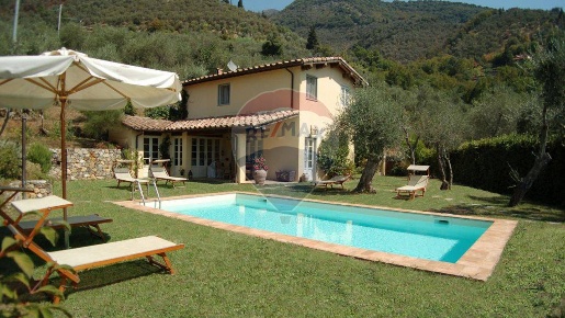 Foto Garage in Via Prado di sotto - Loc. Pieve, Camaiore Camaiore Paese