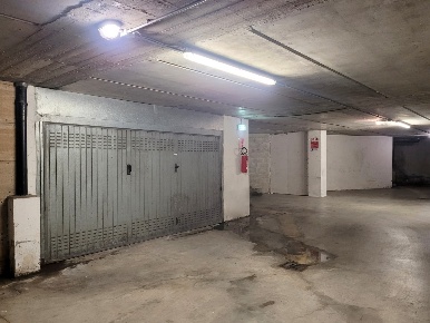 Foto Box in via Carso, Como in vendita