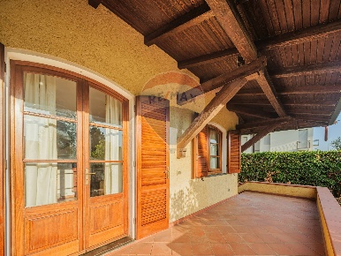Foto Garage a Camaiore Lido di Camaiore di 180 m² con 9 locali in vendita