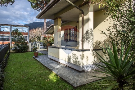 Foto Garage in via C. Menotti, Camaiore Camaiore Paese di 230 m² in vendita