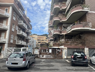 Foto Box in Via Valsavaranche 76, Roma in vendita