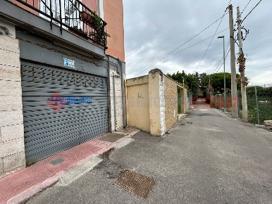 Foto Box in Via F.lli Petruzzelli 17B, Bari San Girolamo di 110 m²