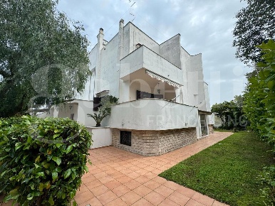 Foto Villa unifamiliare in III LEPORE, Bari Palese di 250 m² con 7 locali