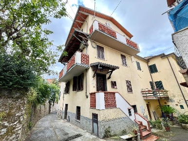Foto Casa indipendente a Massa Centro di 140 m² con 6 locali in vendita