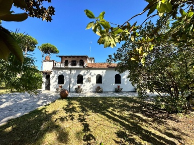 Foto Villa unifamiliare a Massa Ronchi - Poveromo di 200 m² con 8 locali