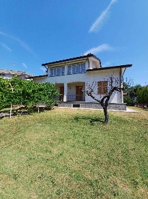 Foto Villa bifamiliare a Varano de' Melegari di 310 m² in vendita