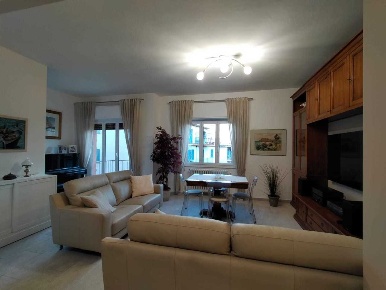 Foto Appartamento in Via Rambaldo, Imperia Porto Maurizio di 120 m²