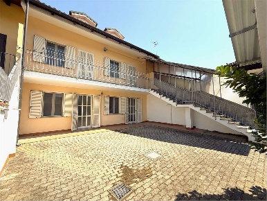 Foto Villa bifamiliare a Chivasso di 200 m² con 7 locali in vendita