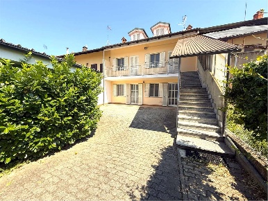 Foto Villa bifamiliare a Chivasso di 200 m² con 7 locali in vendita