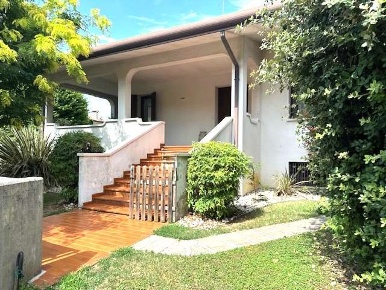 Foto Villa unifamiliare a Fontanelle di 300 m² con 9 locali in vendita
