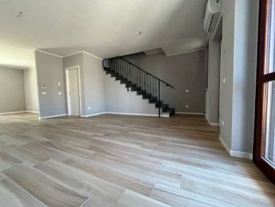 Foto Villa bifamiliare a Cura Carpignano di 180 m² con 5 locali in vendita