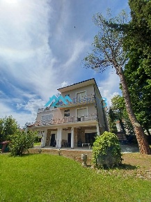 Foto Villa unifamiliare a Civitella del Tronto di 630 m² con 23 locali