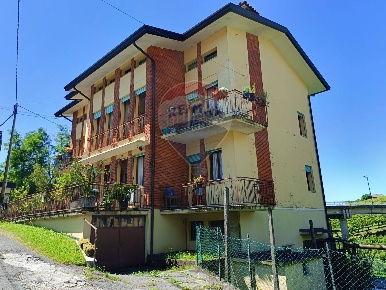 Foto Casa indipendente in Via Fara, Valdobbiadene Centro di 424 m²