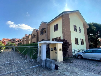 Foto Appartamento in Via Cristoforo Colombo, Bernareggio Centro di 124 m²