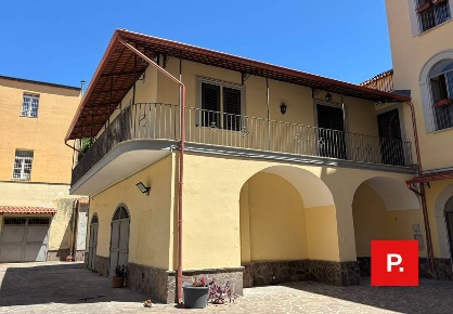 Foto Appartamento in Via Sant'Agostino, Caserta di 100 m² con 4 locali