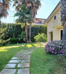 Foto Villa singola in Via Pietro Mascagni, San Giovanni la Punta di 450 m²