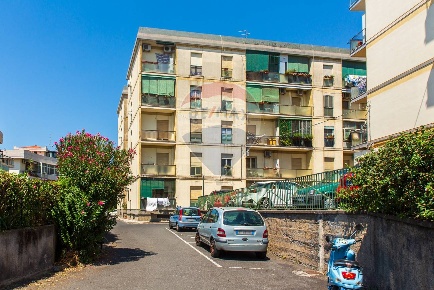 Foto Appartamento in Via Santa Sofia, Catania Cibali di 117 m² con 4 locali