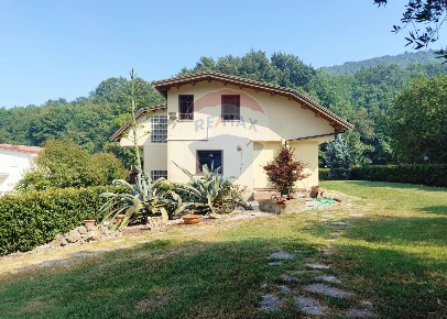 Foto Villa singola in via Scese Lunghe, Castel Morrone di 360 m² in vendita