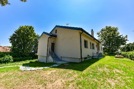 Foto Villa bifamiliare in Strada Moncalvo, Moncalieri di 185 m² in vendita