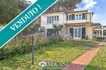 Foto Villa bifamiliare in Via Delle Ginestre, Pisa Tirrenia di 180 m²