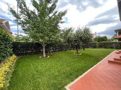 Foto Villa unifamiliare in Via dei Girasoli, Ascoli Piceno di 350 m²