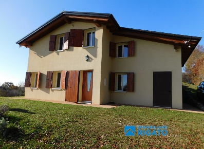 Foto Casa indipendente a Borso del Grappa con 4 locali in vendita
