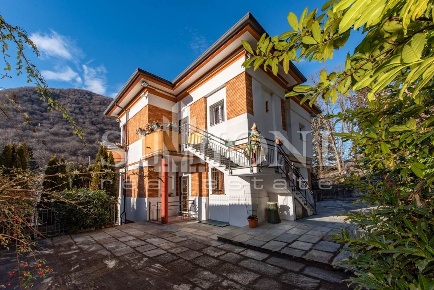 Foto Villa bifamiliare a Valganna Ganna di 180 m² con 7 locali in vendita