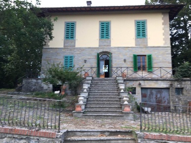 Foto Villa unifamiliare a Vicchio Centro di 350 m² con 10 locali in vendita