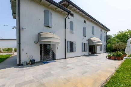 Foto Villa unifamiliare in Via Vecchia Carpi 7, Correggio di 500 m²