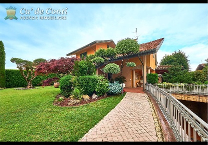 Foto Villa unifamiliare a Romano di Lombardia di 426 m² con 7 locali