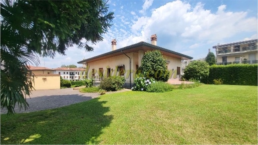 Foto Villa unifamiliare a Castelletto sopra Ticino di 449 m² con 15 locali