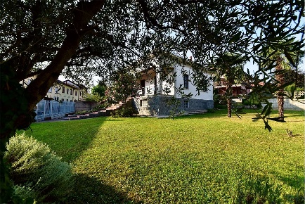 Foto Villa unifamiliare in Via Einaudi 11, Gerenzano di 160 m² con 5 locali