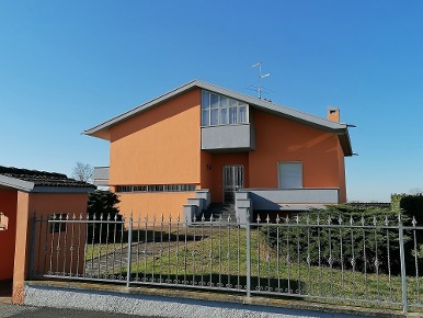 Foto Villa singola in Via MORO 12, Monte Cremasco di 310 m² con 4 locali