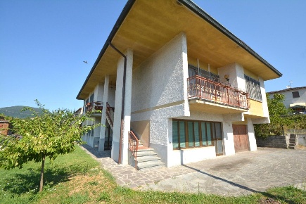 Foto Villa unifamiliare a Lucca Pontetetto - Sorbano del Giudice di 300 m²