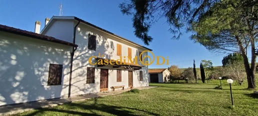 Foto Villa bifamiliare a Santa Luce di 265 m² con 6 locali in vendita