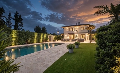Foto Villa unifamiliare a Forte dei Marmi Centro di 300 m² con 12 locali