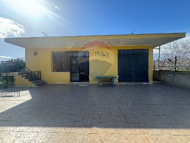 Foto Villa singola a Floridia Monasteri di 160 m² con 4 locali in vendita