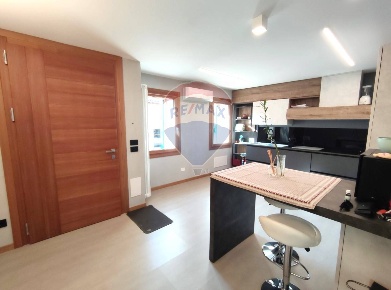 Foto Case semi ndipendenti a Valdobbiadene Centro di 200 m² con 10 locali