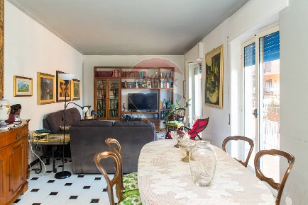Foto Appartamento in Via Medina, Catania Cibali di 170 m² con 4 locali