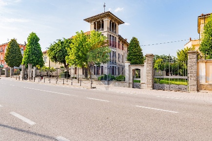 Foto Villa singola a Piadena Drizzona Piadena di 500 m² con 10 locali