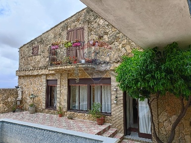 Foto Villa unifamiliare in Via del Castello, Mirabella Imbaccari di 139 m²