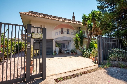 Foto Casa indipendente in via dei gladioli, Taormina di 220 m² con 9 locali