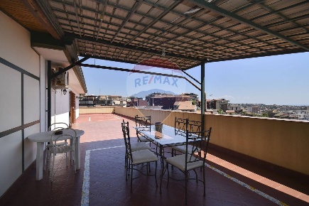 Foto Appartamento in Via Petralia, Aci Catena Centro di 100 m² con 3 locali
