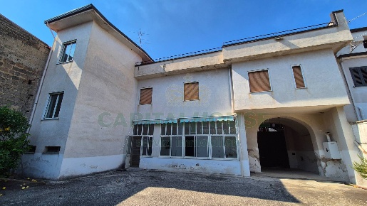 Foto Casa indipendente a Portico di Caserta Centro di 225 m² con 5 locali