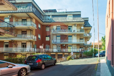 Foto Appartamento in Via Silva, Belpasso Centro di 178 m² con 7 locali