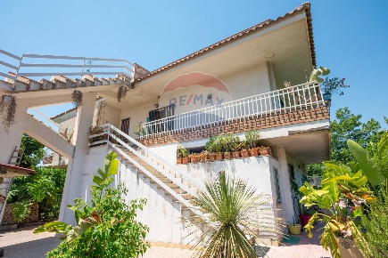 Foto Casa indipendente in via dei gladioli, Taormina di 220 m² con 9 locali